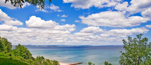 Strand in Bulgarien und blauer Himmel mit Wolken