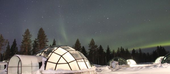 Iglo mit Aurora Boreali über Finnland