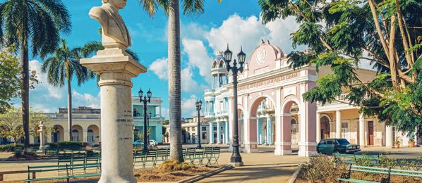 Triumphbogen und Denkmal im Parque Marti in Cienfuegos, Kuba