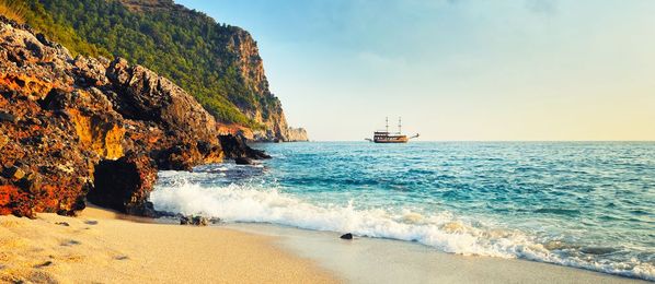 Küste, Strand und Meer mit Boot in Alanya