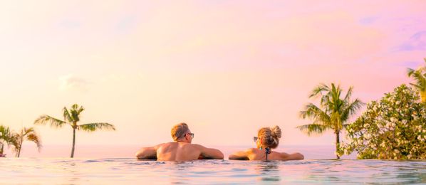 Paar entspannt im Pool auf Bali