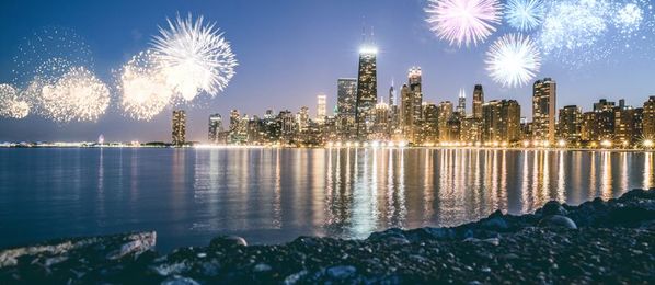 Blick auf Skyline Chicago mit Feuerwerk vo, Michigansee 