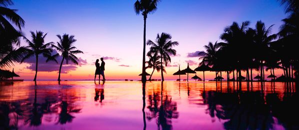 Silhouette von Paar im Sonnenuntergang am Strand