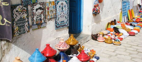 Straße mit Keramik auf Djerba