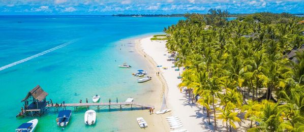 Strand mit Booten auf Mauritius