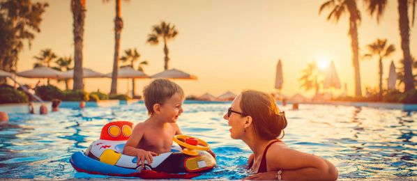 Mutter mit Sohn im Pool eines Hotels, Türkei