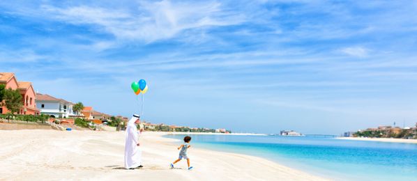 Vater mit Sohn am Jumeirah Beach in Dubai