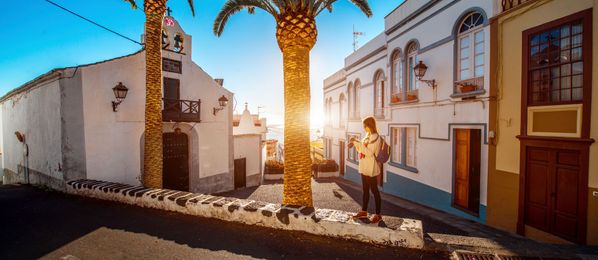 Santa Cruz de La Palma Altstadt mit Urlauberin, Palmen und Sonne