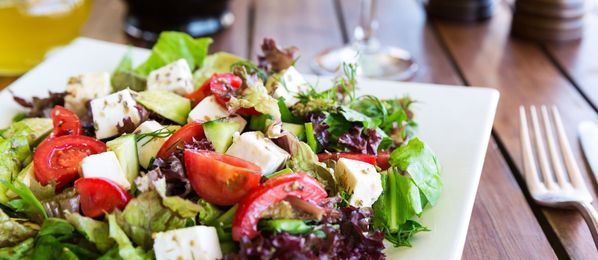 Griechischer Salat im Restaurant auf Kreta