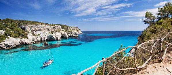 Schöne Bucht mit Segelbooten auf Menorca, Spanien