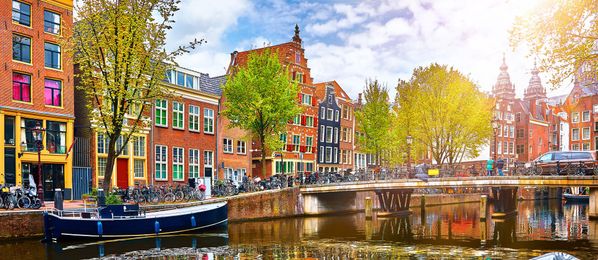Kanal in Amsterdam im Frühling, Niederlande