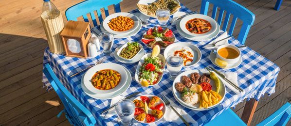 Blauer Tisch mit Türkischem Essen