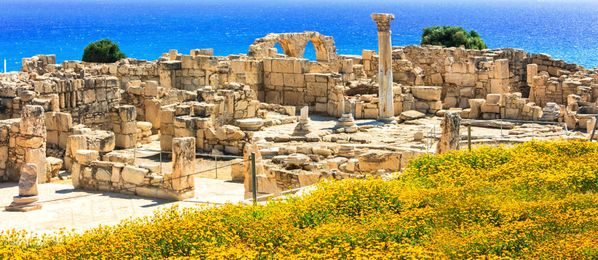 Antike Tempel und türkisfarbenes Meer auf Zypern