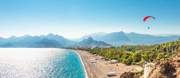 Panorama Strand von Antalya mit Gleitschirm