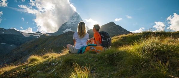 Wanderer machen Pause mit Blick auf den Matterhorn