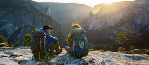 Ein Paar sieht sich den Sonnenaufgang im Yosemite Nationalpark an