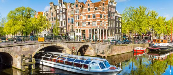 Boot im Kanal von Amsterdam, Niederlande