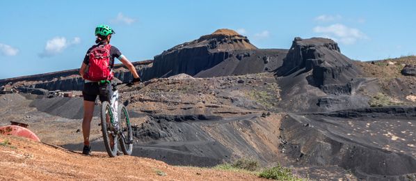 Radfahrerin auf Lanzarote, Kanarische Inseln