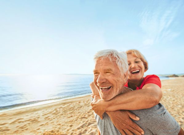 Älteres Paar hat Spaß am Strand in der Türkei