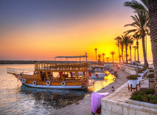 Hafen in Side mit Booten und Palmen im Sonnenuntergang